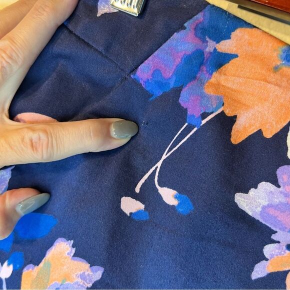 The limited, navy blue and floral pencil skirt. Pockets size 6. - Picture 8 of 8
